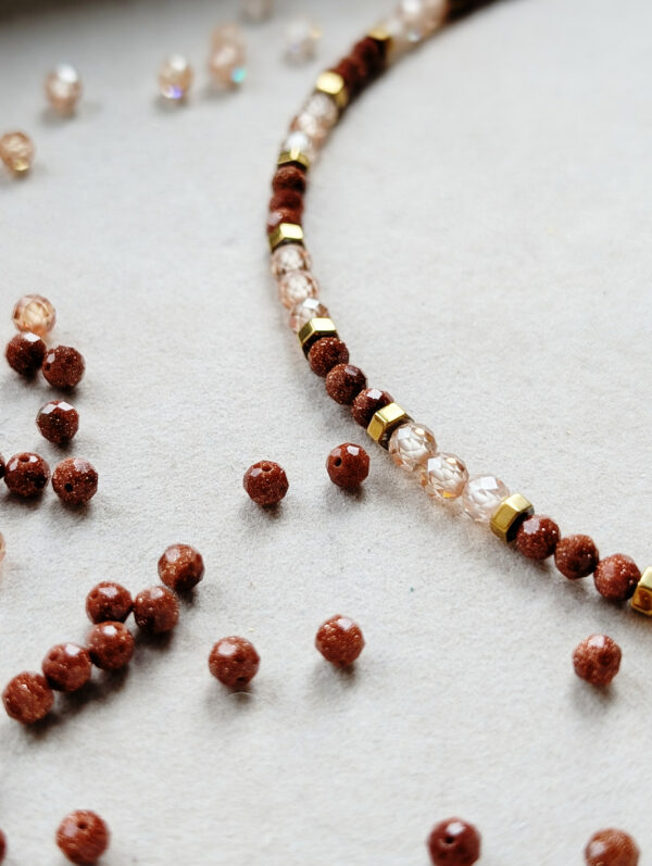 PXL_20250324_125738643.PORTRAIT Naszyjnik z naturalnych kamieni – hematyt, cyrkonia szampańska, piasek pustyni