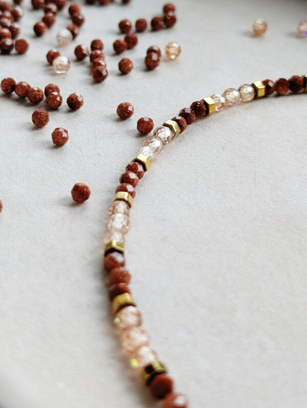 PXL_20250324_125747192.PORTRAIT Naszyjnik z naturalnych kamieni – hematyt, cyrkonia szampańska, piasek pustyni