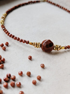 Naszyjnik z naturalnych kamieni – hematyt, cyrkonia szampańska, piasek pustyni