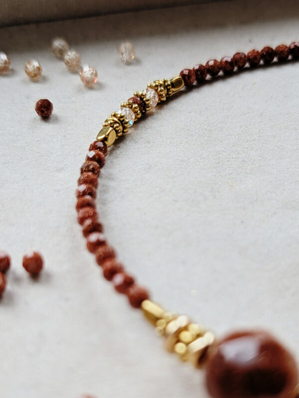 PXL_20250324_134310240.PORTRAIT.ORIGINAL Naszyjnik z naturalnych kamieni – hematyt, cyrkonia szampańska, piasek pustyni