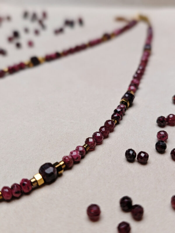 PXL_20251127_211215739.PORTRAIT Jaspis Granat Hematyt