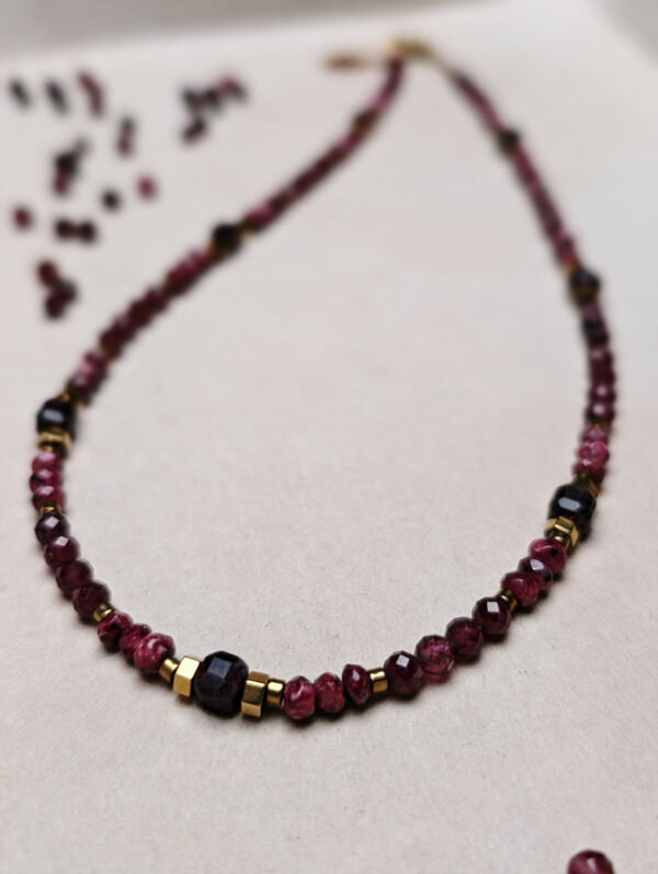 PXL_20251127_211302131.PORTRAIT Jaspis Granat Hematyt