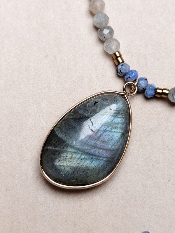 PXL_20251127_222746338.PORTRAIT.ORIGINAL Lapis Lazuli Szafir Labrador