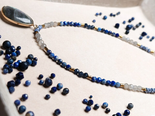 PXL_20251127_222818716.PORTRAIT Lapis Lazuli Szafir Labrador