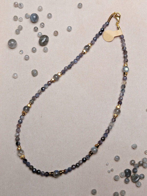 PXL_20251127_224339271.PORTRAIT.ORIGINAL Labradoryt Tanzanit Hematyt