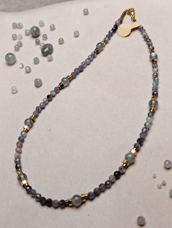 PXL_20251127_224422339.PORTRAIT.ORIGINAL Labradoryt Tanzanit Hematyt