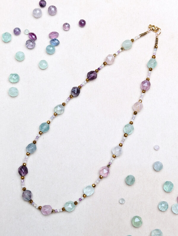 PXL_20251201_154334753.PORTRAIT.ORIGINAL Hematyt Fluoryt