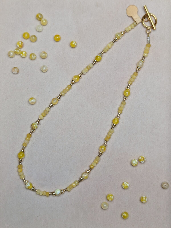 PXL_20251201_210607924.PORTRAIT.ORIGINAL Agat Żółty Chalcedon Hematyt