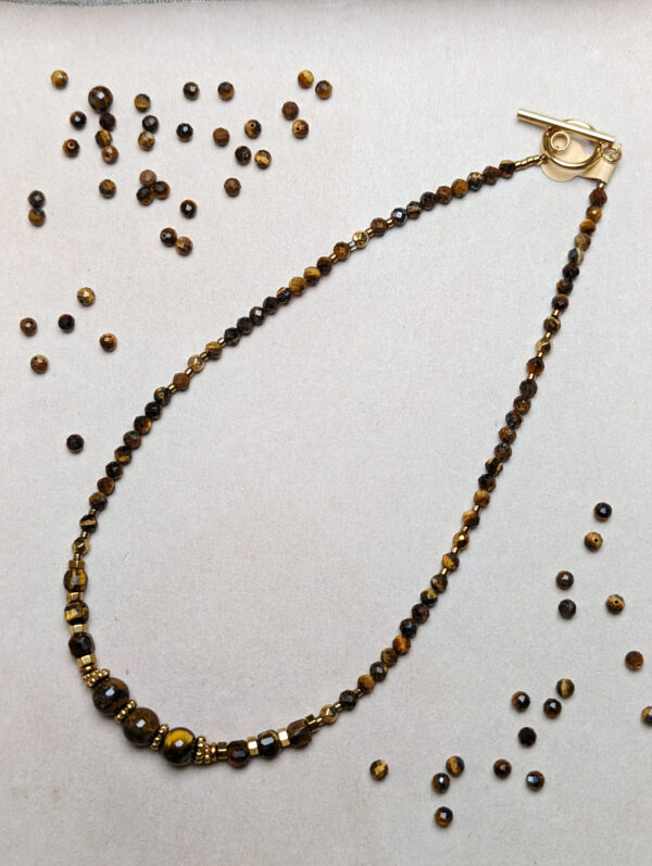 PXL_20251202_093137475.PORTRAIT.ORIGINAL Tygrysie Oko Hematyt